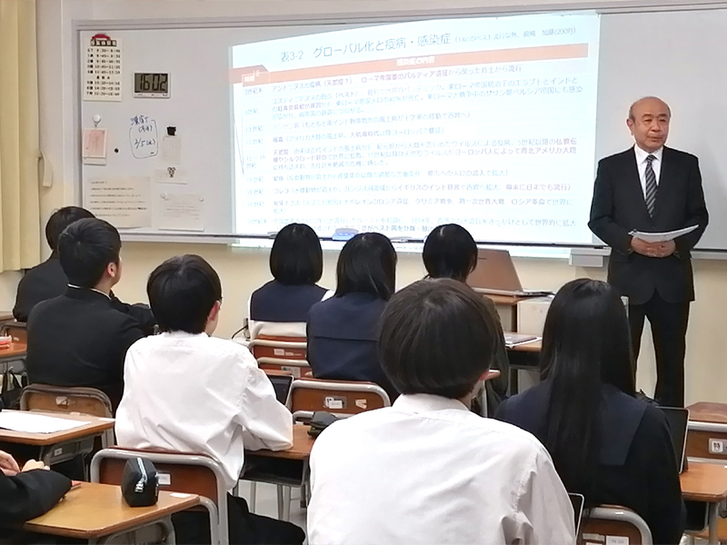 高校での出張講義のようす